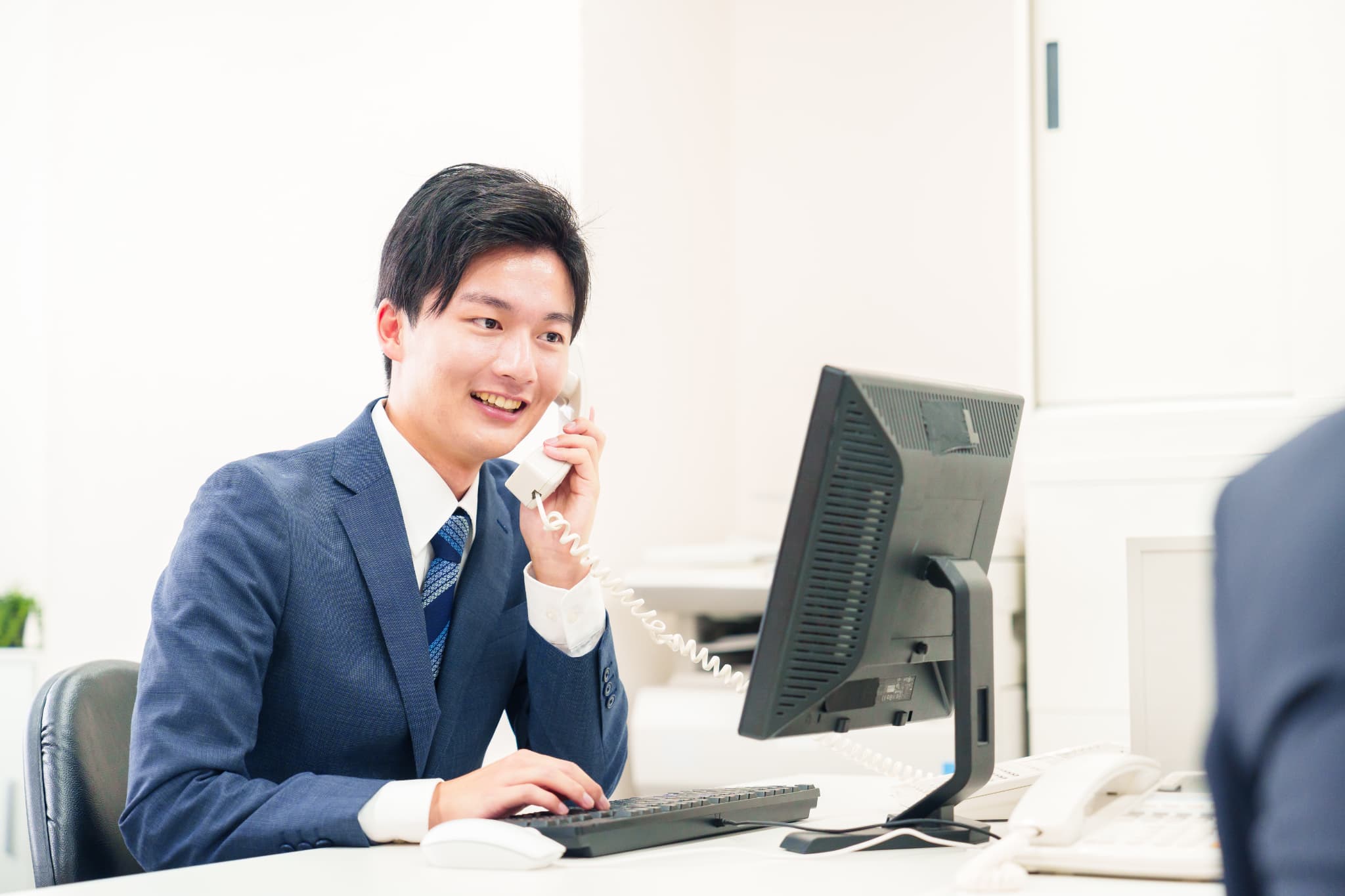 電話で相談を受ける担当者